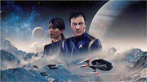 星際艦隊軍官與星艦在太空中的雪山上方飛翔。 — 星際迷航 壁紙