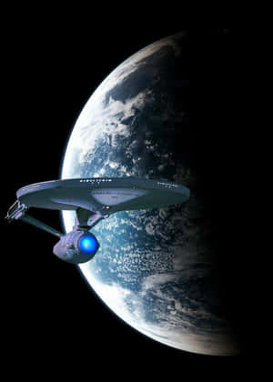 星艦在深空中環繞一顆藍色行星