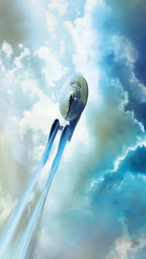 一艘未來風格的星際飛船在多雲的天空中飛行，留下一道發光的軌跡。