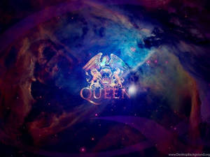 Queen 樂隊標誌在色彩繽紛的宇宙星雲中閃耀，伴有星星。