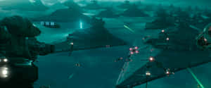 星際驅逐艦和星際戰鬥機在青綠色的外星海洋中戰鬥。 — 3440x1440 壁紙