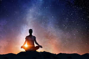 一個人在山頂上冥想，背景是星空夜晚，帶有宇宙光芒。