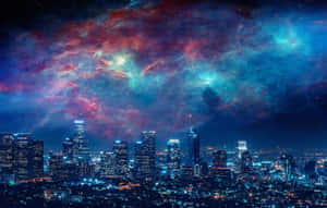 在色彩繽紛的宇宙天空下，城市燈光與星星和星雲雲彩。