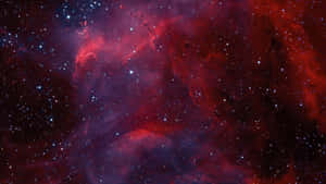 在深空中充滿星星的發光紅色和紫色星雲。