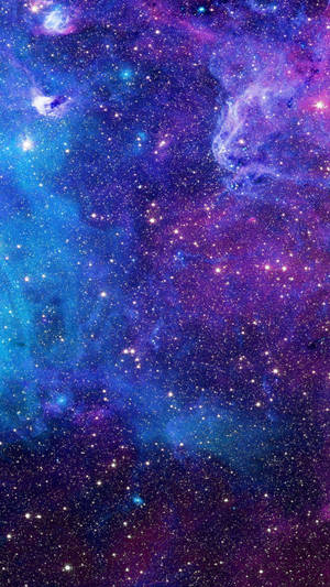 充滿活力的宇宙星雲，帶有旋轉的紫色和藍色雲彩以及閃爍的星星。