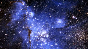 一個宇宙星雲，充滿了發光的藍色雲朵和閃爍的星星。