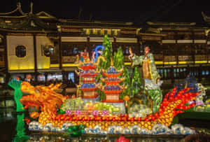 一盞明亮照明的龍燈籠在中國節日期間夜間漂浮在水面上。 — 中國新年 壁紙