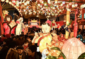 夜間節日，有發光的燈籠和慶祝傳統文化的人群。 — 中國新年 壁紙