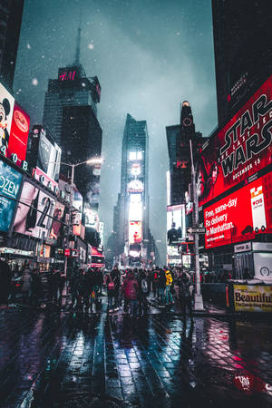 夜晚積雪的時代廣場，發光的廣告牌和濕漉漉的街道反射著燈光。