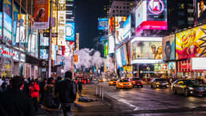 夜晚的時代廣場，明亮的廣告牌、人群和黃色出租車。