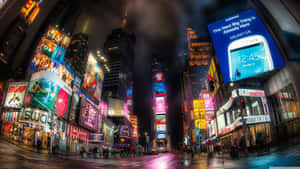 夜晚時代廣場，明亮的廣告牌和濕漉漉的街道反射著霓虹燈光。