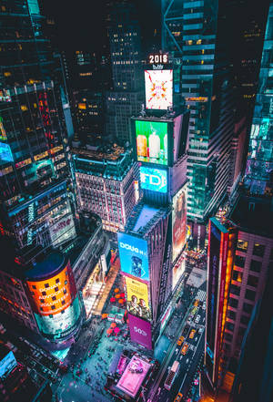 夜晚的時代廣場，閃爍的廣告牌和繁忙的街道。