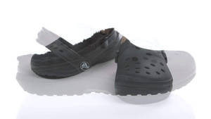 白色反光表面上的黑色Crocs木屐，帶有絨毛內裡。 — 鞋子 壁紙