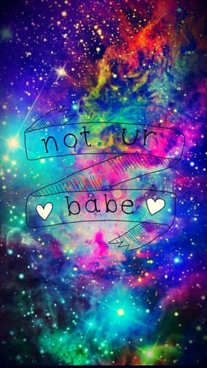 宇宙星雲，帶有彩色雲和星星，並有一個手繪橫幅，上面寫著 not ur babe。