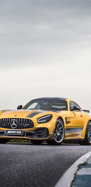 陰天下賽道上的黃色 Mercedes-AMG GT R 跑車 — 汽車 壁紙