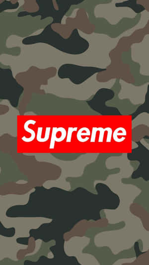 紅色Supreme標誌在迷彩圖案背景上。