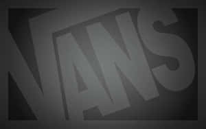 深色紋理背景上的灰階Vans標誌。