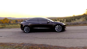 黑色 Tesla Model 3 在秋季日落時停放在鄉村道路上。 — Tesla GIF 壁紙