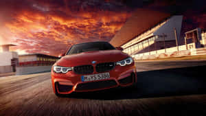 日落時分在賽道上飛馳的紅色BMW M4。