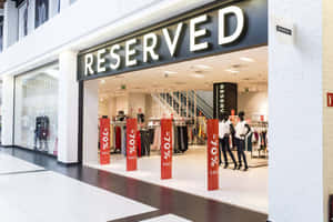 購物中心內帶有70%折扣標誌和模特假人的Reserved服裝店。