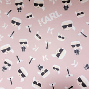 粉紅色牆紙，帶有重複的卡通Karl Lagerfeld圖標和白色字母。 — 海莉·斯坦菲爾德 壁紙