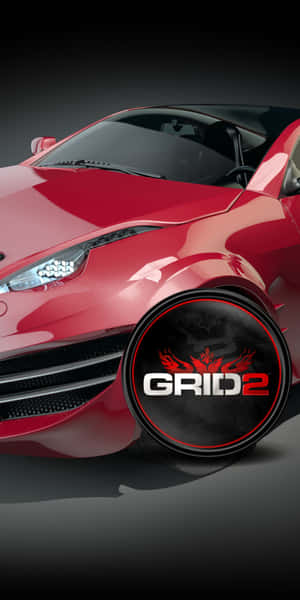 深色工作室環境中，輪子上有GRID 2標誌的紅色跑車。