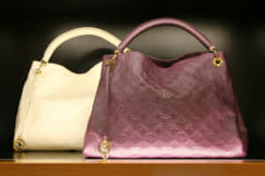 兩個設計師手袋，奶油色和淡紫色，金色點綴，置於木架上。