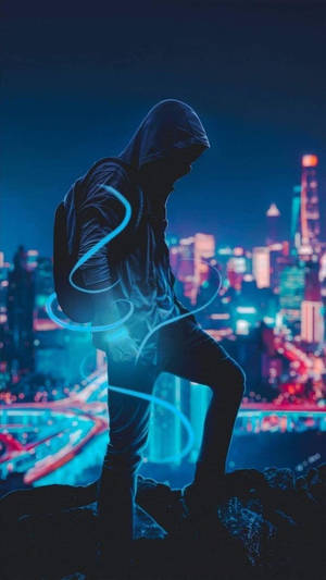 戴兜帽的人的剪影站在懸崖上，俯瞰著夜晚發光的霓虹城市。