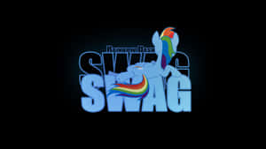 藍色卡通小馬，彩虹鬃毛和尾巴，在發光的藍色 swag 文字後面。