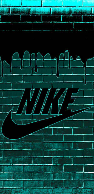 黑色Nike標誌沿著青綠色磚牆滴落。
