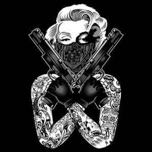 紋身女性手持交叉手槍和頭巾的黑白插圖。