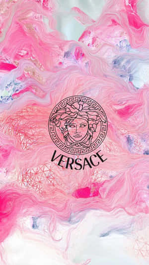 Versace 標誌在粉紅和白色大理石紋背景上。 — IPhone風格壁紙
