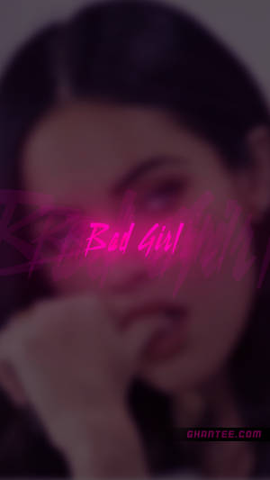 一個模糊的女性，臉上帶有發光的粉紅色霓虹燈文字「Bad Girl」。 — 美學女孩 壁紙