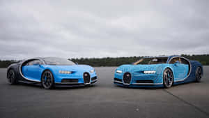 真車和LEGO Bugatti Chiron超級跑車並排停在賽道上。
