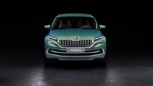 黑色背景下，攝影棚燈光中的青色Skoda Vision S概念SUV。