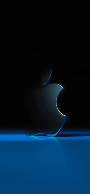 Apple標誌在黑色背景上以藍色發光，帶有反射。