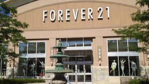 Forever 21 店舖，設有噴泉及櫥窗模特兒 — 2560x1440 壁紙