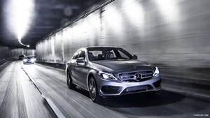 銀色梅賽德斯轎車在夜間隧道中疾馳，帶有動態模糊效果。
