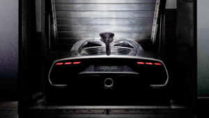 黑色Koenigsegg One-1超級跑車，在黑暗的工業車庫中帶有紅色尾燈。