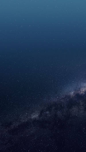 銀河系在繁星點點的夜空中閃耀
