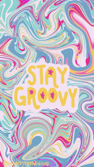 在漩渦彩虹迷幻背景上的粗體黃色「STAY GROOVY」文字。 — 迷幻 壁紙
