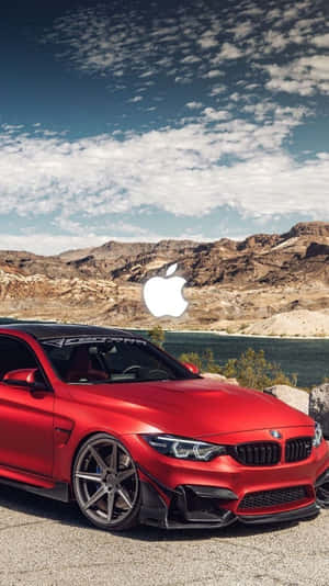 紅色BMW M4停泊在沙漠湖邊，山上帶有Apple標誌