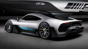 在攝影棚環境中，帶有藍色裝飾的銀色 Mercedes-AMG Project One 超跑。
