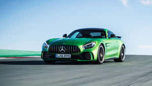 綠色 Mercedes-AMG GT R 在日落時分的賽道上飛馳。
