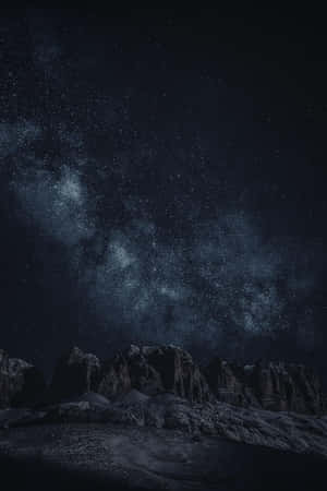 雪覆山脈在星空夜空下，銀河可見。