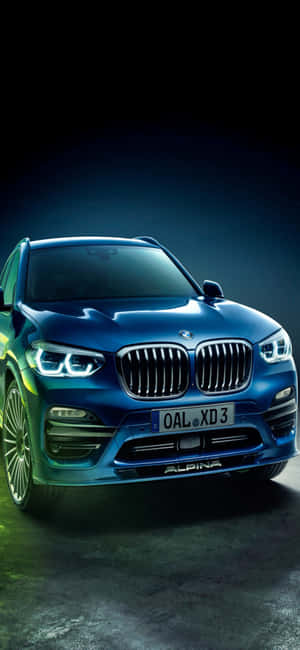藍色Alpina BMW SUV在工作室中，帶有戲劇性燈光 — RedMagic 11 Pro 壁紙