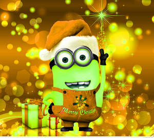一個戴著聖誕帽的節日綠色Minion，手持禮物，背後有閃爍燈光。