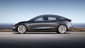 灰色Tesla Model 3在高速公路上行駛，背景有山丘。 — Tesla GIF 壁紙