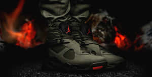 夜晚營火旁帶紅色細節的橄欖綠色運動鞋。 — Air Jordan GIF 壁紙