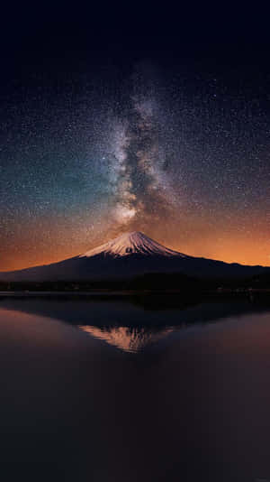 富士山在銀河下，夜晚完美水面倒影